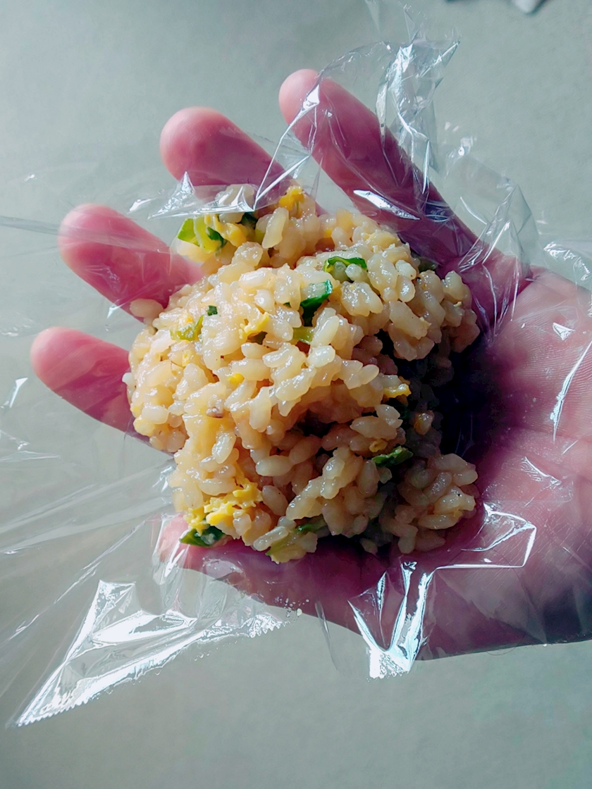 おにぎりのラップの包み方 さくら 新宿 歌舞伎町 熟女キャバクラ Mrs J ポケパラ