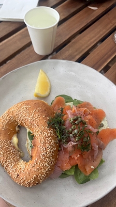 つきな「朝ごはん💯🤍」