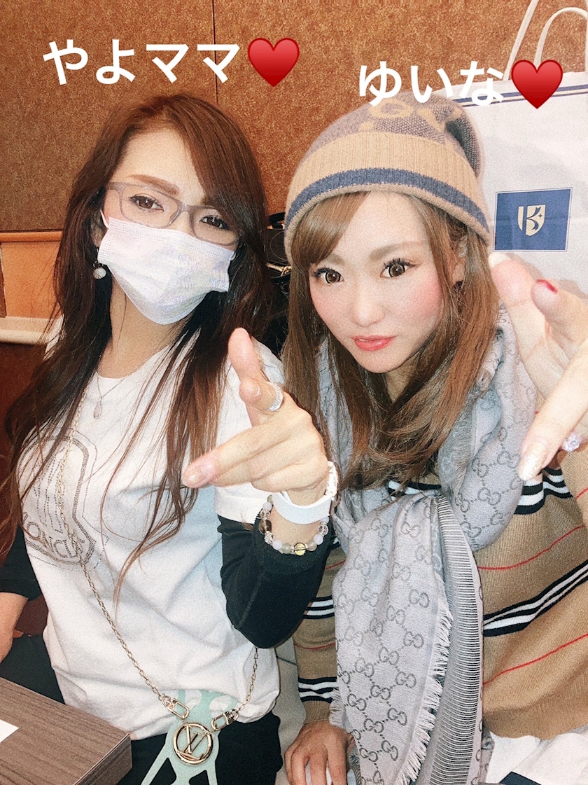 関東やよママとツーショット🥰💓💓💓お土産が可愛すぎるぅ🗼🍌💕 🦋ゆいな\( ´ω` )/🦋mrs.j名駅西🌙