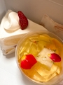 新着ブログ ショーケースに並んでいたのでついつい買っちゃいました🍰どちらも選べなかったから両方お買い上げ~🍓🍈朝から甘い物幸せです✨✨