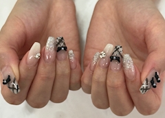 みお「11月ネイル💅🏻🎀🖤」