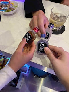 ゆら「︎👋🏻 ̖́-」