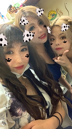 めもちゃん。「最近暑い🫥」