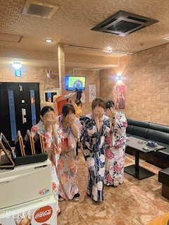 月曜日ママ（まりん）「月曜日は、アサヒスーパードライ🍻が飲み放題の日！ノンアルの方もまったり楽しめます(゜💋゜）」