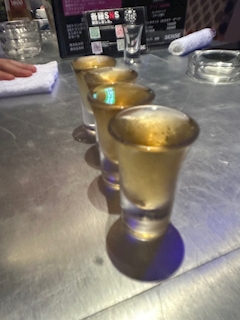 もも「急募 : シャンパン手早く開けるコツ🍾」