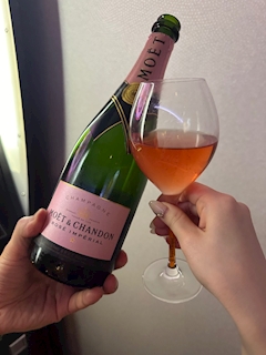 もも「シャンパン記念日🍾✨」