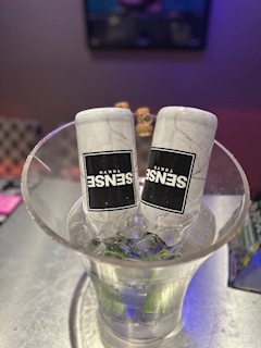 もも「急募 : シャンパン手早く開けるコツ🍾」