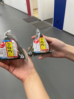 おみ「(-"-)」