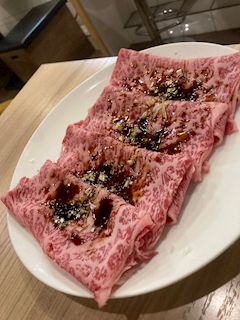 せな「お肉食べて元気になった！🦖💘✨」