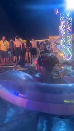 椎名 れいら「ナイトプール🖤🤍」