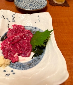 なお「馬刺し」