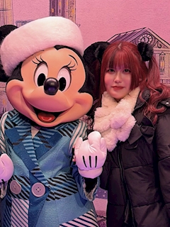 🐰さくら🌸「ディズニーランドに行ってきた🏰🐭🎀✨ 本日19時からおきゅいんしてます🐈‍⬛🐾」