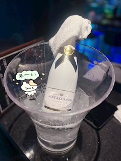 まい「新年一発目！🥂💛」
