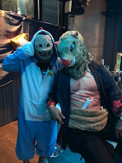 フロントマン🕺「本日クリスマスイベントですが、ハロウィンでやったコスプレ見せます。」