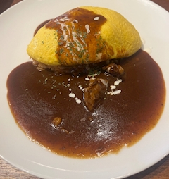 つき「オムライス🥚」