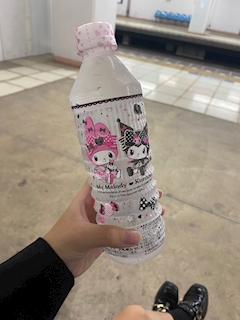 なな「クロミのお水💜」