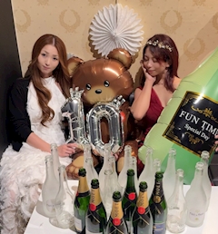 あや「10周年🥂🤍🍾」