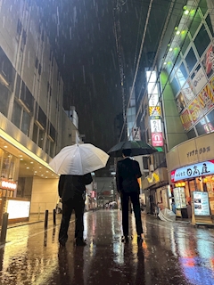 小林♠️AILEM♠️「雨だぁ😭」