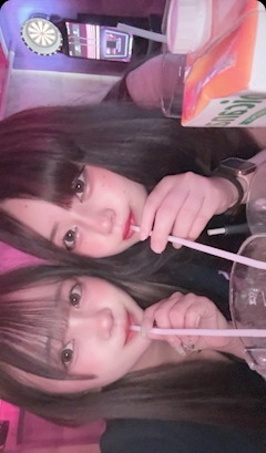 ねね「シャンパンストローで飲む人っているのかな🍾✴︎ .。」