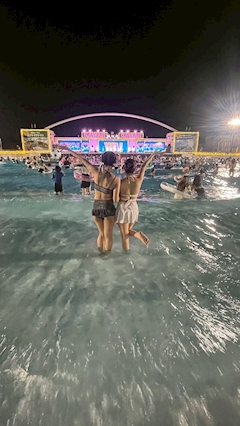 まい「ナイトプール行ってきた🥺✨」