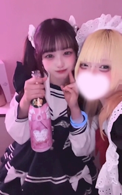 りり「推しメンが4周年ライブの日にしてたら髪型が一緒だった件について😭💖」