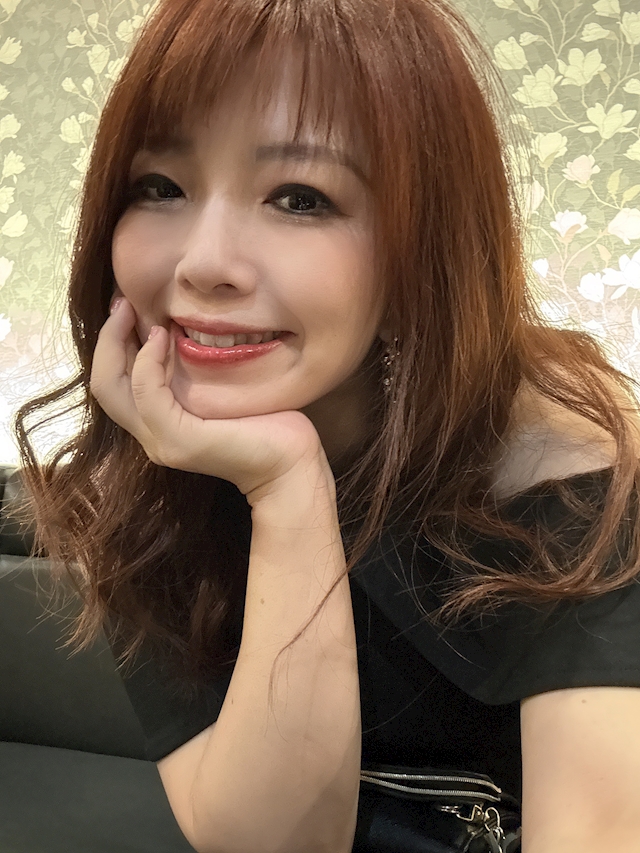 プロフィール写真3・ももこ｜ミナミ ラウンジ・白い虹