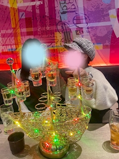 まな「友達と飲みに行ってきました🍻🎶」