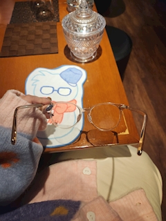 朋「11/25 今週も始まりました👓🎀」