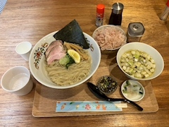 スタッフ🎯 MONA