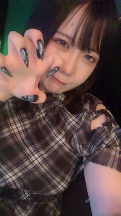 みおん「います！ネイル変えた💅🏻✨️」