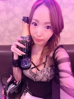 みなみ「嬉しいお祝い🥂」