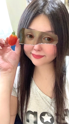 ゆきき「トマト片手にパシャリ🍅😁🍅」