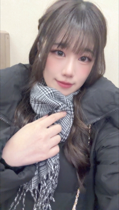 あいり「初マフラー😌🤍」