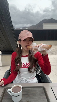 桜庭　ひなた「パン屋巡り」