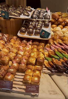 ふじこ「パン食べ放題」