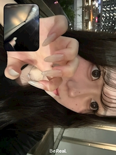 ねね「ネイルとヘアカラー変えたよ」
