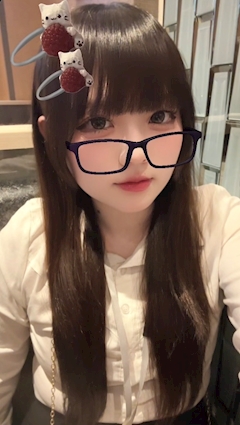 めい「メガネも似合うかなあ💭」