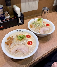 りの「出勤してます(ᴖ̫ᴖ」