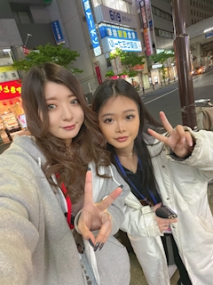 チナ「メアさんと📸  まだ半袖じゃ寒くない？？？？🫨🫨🫨」