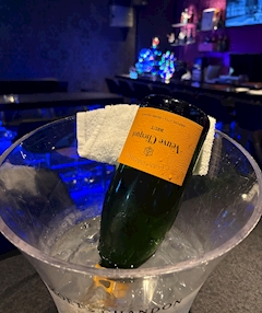 ゆあら「🍾✴︎ .。」
