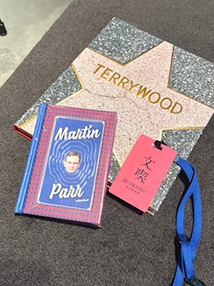 📕🎬🩶