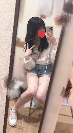 まい「巻き髪✖️白パーカー🤍」