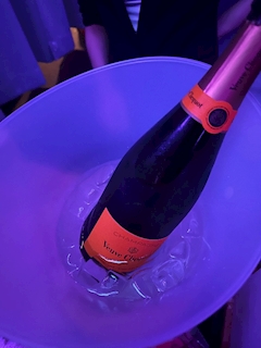 える「🍾🥂✨」