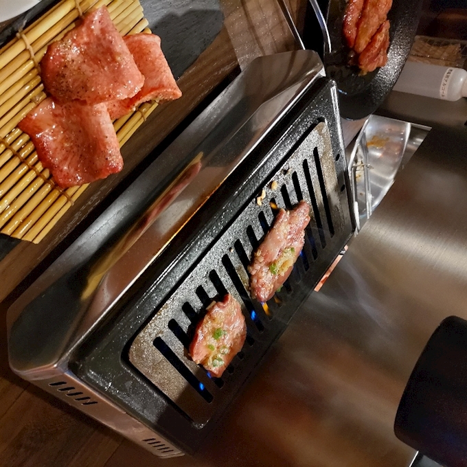 若もの多いちょっと高級店 黒毛和牛焼肉 白か黒 新宿 歌舞伎町 焼肉 ホルモン ポケパラplus