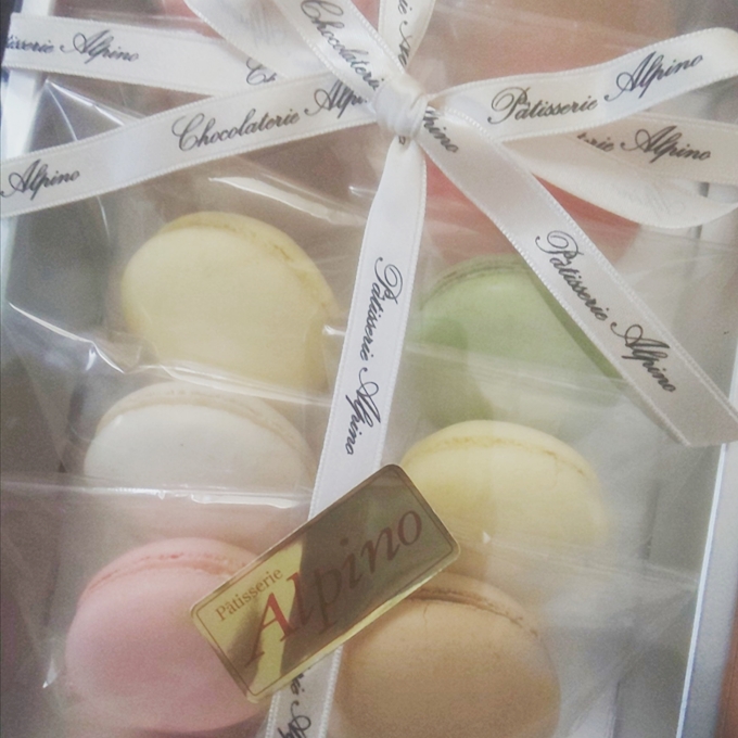 マカロンギフトを買っています アルピーノ 八帖本店 Patisserie Alpino 岡崎 カフェ 喫茶 ポケパラplus