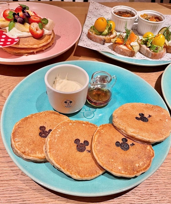 ディズニー公式カフェ Disney Harvest Market By Cafe Company ﾃﾞｨｽﾞﾆｰ ﾊｰﾍﾞｽﾄ ﾏｰｹｯﾄ ﾊﾞｲ ｶﾌｪ ｶﾝﾊﾟﾆｰ 渋谷 カフェ 喫茶 ポケパラplus