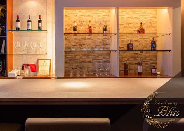 Bar Lounge Bliss 職種：【フロアレディ】
週3日以上働ける方、お酒好きな方歓迎
経験者の方は給料考慮します。

【カウンターレディ】
席へのご案内、カウンターの中でお酒を作ったり、氷をアイスベールに作ったり、お客さまと会話したりカウンター周りの業務をお願いします。
連絡先の交換や営業はありません。