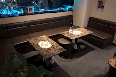 LADIES BAR M.Kの店内のテーブル席