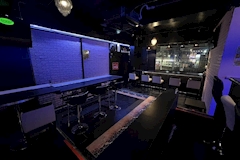 GIRLS BAR Queen Bee・クイーンビー - 向ヶ丘遊園のガールズバー 店舗写真