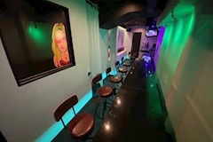THIRTY THREE・サーティースリー - 新橋のガールズバー 店舗写真